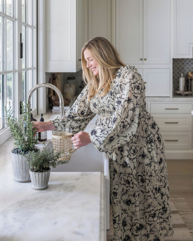 Spring simplicity at #mgdxnelliegail. Who else is loving the changing of the seasons? #mindygayerdesign { Image by: @vlentine }⁣
⁣
#thedelightofdecor #doingneutralright #designsponge #ruedaily #howihome #dwellmagazine #passionforinterior #interior_and_living #kitchenview #interior4inspo