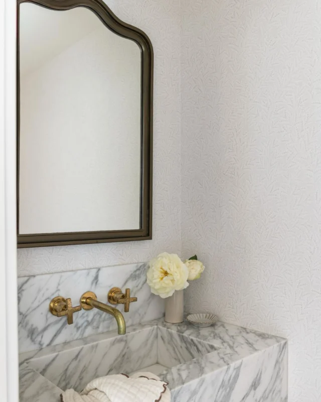 Small, but full of charm. A timeless little powder bath, dressed in marble and brass. #mgdxbirdrock #mindygayerdesign { Image by: @vlentine }