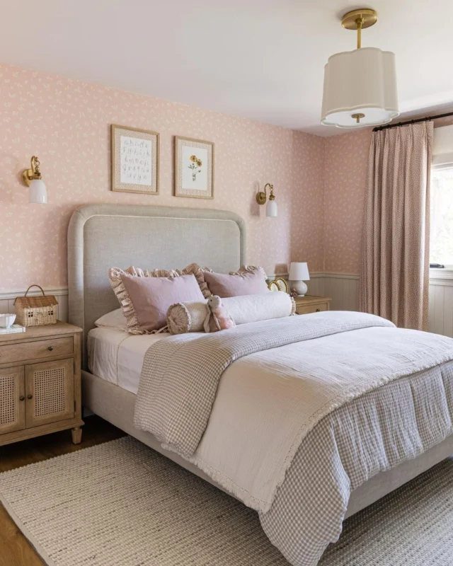 A darling little world of soft hues, sweet details, and space for every treasure. 💓 #mgdxandover #mindygayerdesign { Image by: @vlentine }