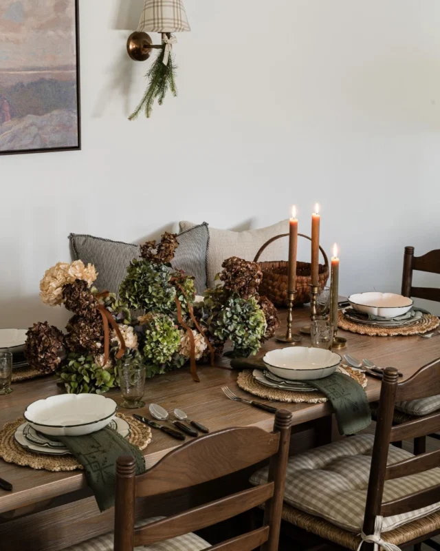 Wishing you a day filled with good company, full plates, and the kind of moments you want to tuck away and remember. So grateful for this little community and for all of you who continue to follow along with us. Happy Thanksgiving to you and yours! 🤍 { Images by: @vlentine, @rogerdaviesphotography }