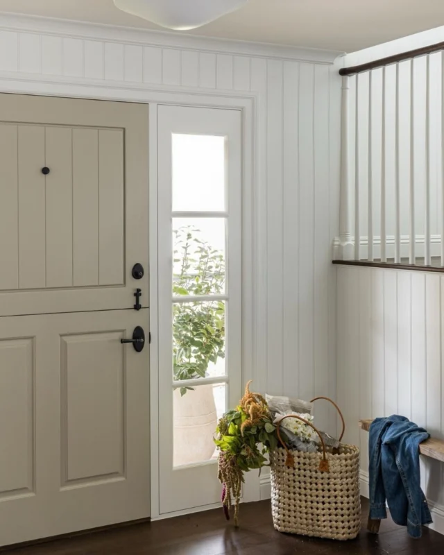 An entryway that welcomes you home and encourages you to linger just a little longer 🫶 #mindygayerdesign #mgdxanita { Image by: @vlentine, Builder: @elevatedbg }⁠