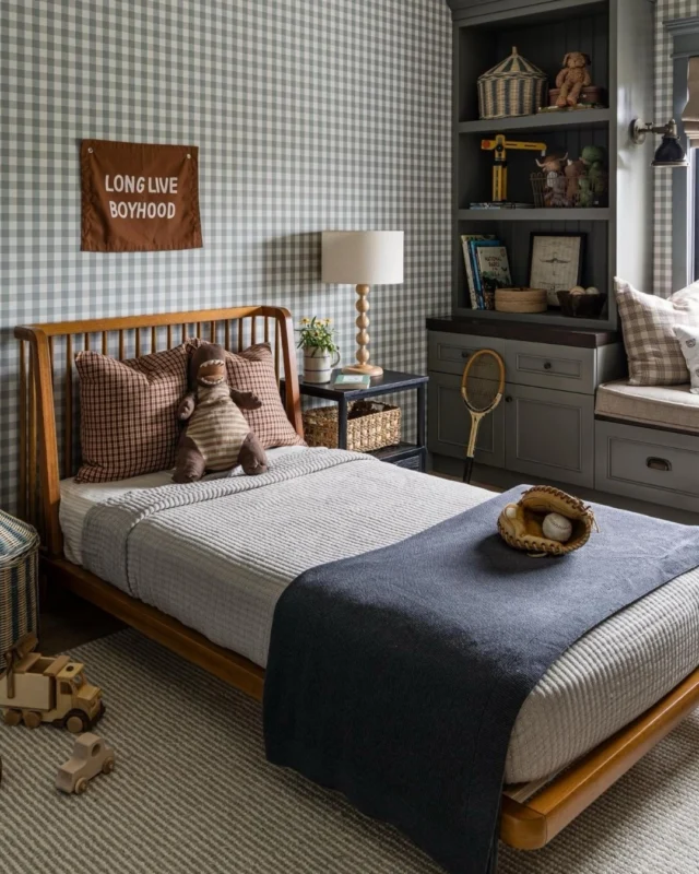 It’s no secret that we love a big touch of gingham. It adds charm and playfulness to kids spaces, seen here in the extra special boys bedroom at #mgdxbirdrock. #mindygayerdesign { Image by: @vlentine }⁠