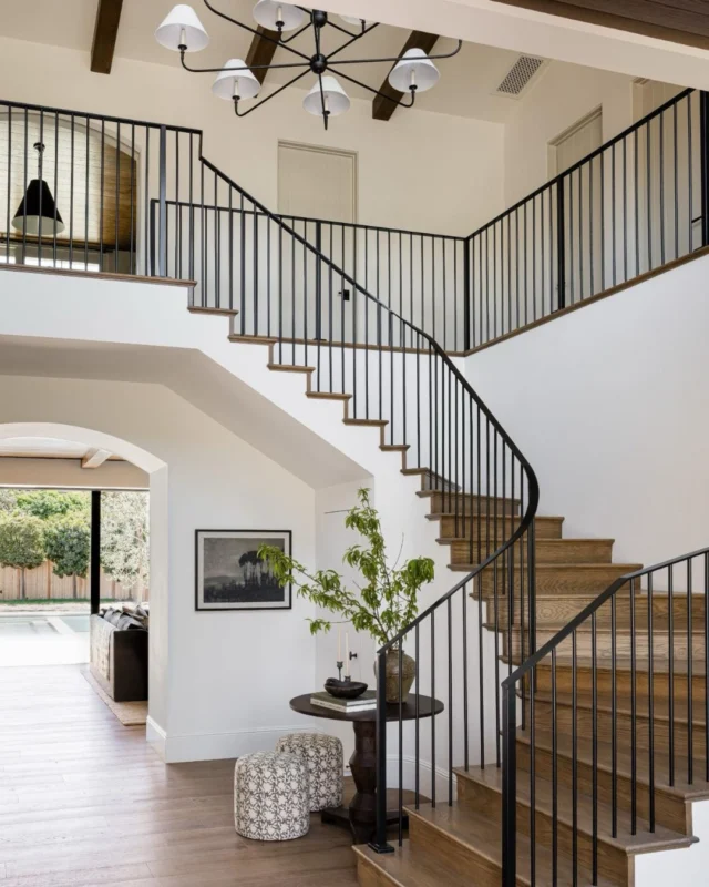 Warm and welcoming, the entryway at #mgdxpaseoclemente feels like an immediate exhale when you walk through the front door. Engineered oak floors are perfect for sandy feet and everyday life, and the perfect soft white walls create a calm backdrop for the architectural details to shine. Visit the link in our bio to see more from part one of our newest project reveal on Substack! #mindygayerdesign { Image by: @vlentine, Architect: @brandonarchitects, Builder: @sayerandsons }